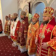 В день обретения честных мощей Преподобного Сергия Радонежского и память преподобномучениц Великой княгини Елисаветы Феодоровны и инокини Варвары сонм архиереев совершил Божественную литургию в мужском монастыре во имя Новомучеников и исповедников Церкви Русской в городе Алапаевске