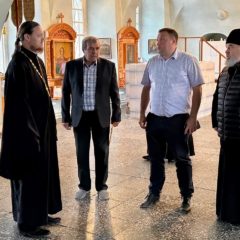 Епископ Феогност обсудил ремонт главного храма Североуральска с Александром Вервейном