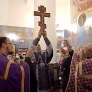 Всенощное бдение в канун праздника Воздвижения Креста Господня совершил епископ Феогност.