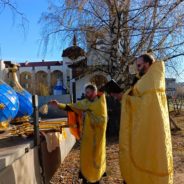В Нижней Туре освятили купола строящегося храма Покрова Пресвятой Богородицы.