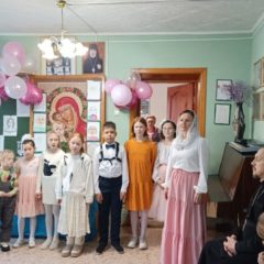 Праздник в честь Дня матери в школе при храме Петра и Павла города Североуральск