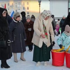 В первый день нового года площадь перед Собором Преображения Господня превратилась в арену настоящих русских традиций и народной силы