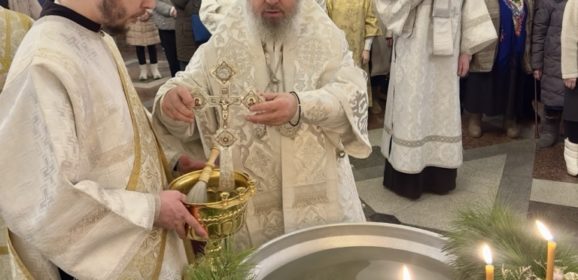 В праздник Крещения Господня епископ Феогност совершил ночную Божественную Литургию в Преображенском соборе города Серова