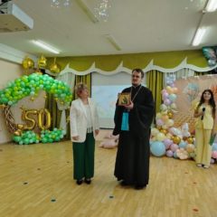 Иерей Симеон Шестаков, руководитель молодёжного отдела Серовской епархии, благочинный собора Преображения Господня города Серова, посетил детский сад «Тополёк»