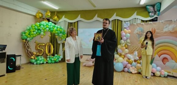 Иерей Симеон Шестаков, руководитель молодёжного отдела Серовской епархии, благочинный собора Преображения Господня города Серова, посетил детский сад «Тополёк»